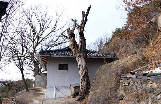 기도를 하러 오는 신도들이 머물 수 있는 공간은 대웅전에 비하여 꽤나 커 보였지만 다른 절들에 비하면 역시 작을 뿐이다. 